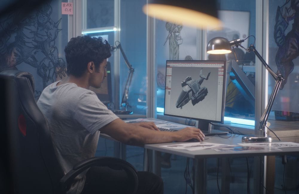 Personne travaillant sur un ordinateur sur des figurines érotique.